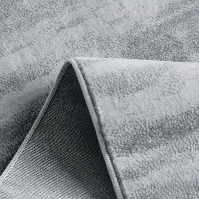 Tapete cinza claro com textura felpuda e fundo antiderrapante preto