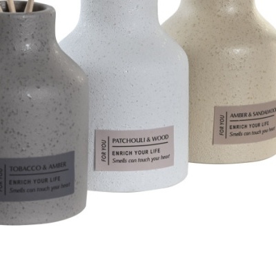 Frascos decorativos em cerâmica com difusores de aromas em três cores diferentes e etiquetas com nomes dos aromas