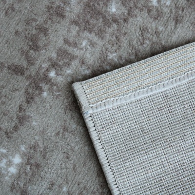 Tapete cinzento com padrão de manchas e borda de textura malha