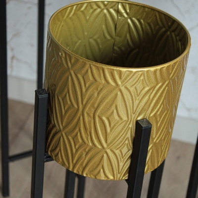 Vaso decorativo dourado texturizado com suporte metálico preto