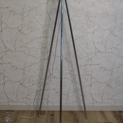 Candeeiro de pé metálico com estrutura tripé prateada