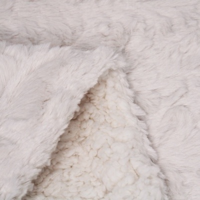 Cobertor ou manta dupla face em pelúcia e lã branca