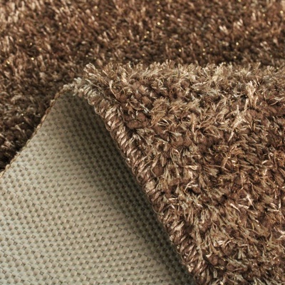 Tapete castanho felpudo mostrando o lado inferior antiderrapante