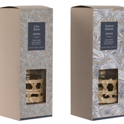 Caixas com difusores de aroma para casa com desenhos de folhas e janelas transparentes mostrando frascos de vidro com varetas.