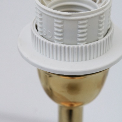 Suporte de lâmpada metálico dourado com parte superior em plástico branco texturizado