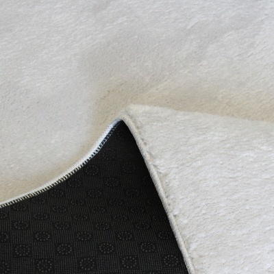 Tapete ou manta branco felpudo com verso preto antiderrapante