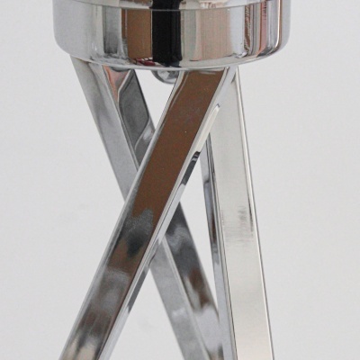 Base metálica prateada com pernas cruzadas e estrutura cilíndrica