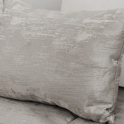 Almofada prateada com textura brilhante em ambiente interior