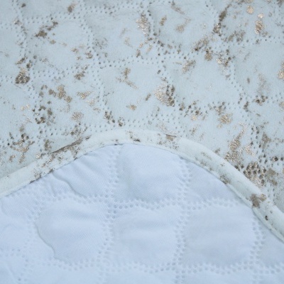 Edredão branco com padrão de renda dourada e interior acolchoado branco