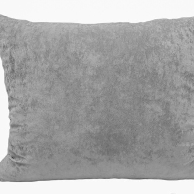 Almofada quadrada cinzenta aveludada