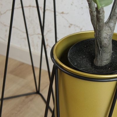 Suportes de plantas em metal com vasos dourados e plantas verdes