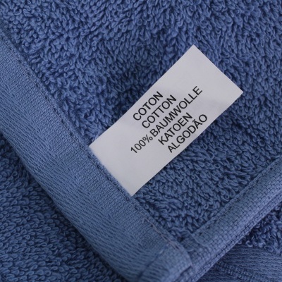 Toalha de banho azul com etiqueta de algodão