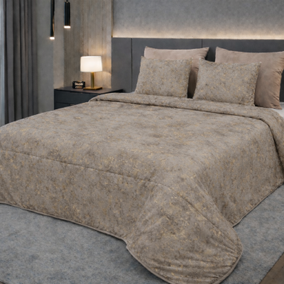 Cama casal com edredão e almofadas cinzentas com padrão dourado e cabeceira estofada cinzenta