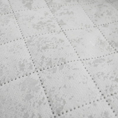 Tecido branco com padrão quadriculado e textura floral