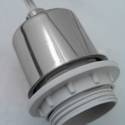 Casquilho metálico prateado com roscas brancas para lâmpada