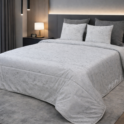 Cobertor cinza claro com padrão floral, almofadas brancas e cinza, cama e quarto modernos