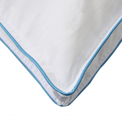 Canto de almofada branca com borda azul clara