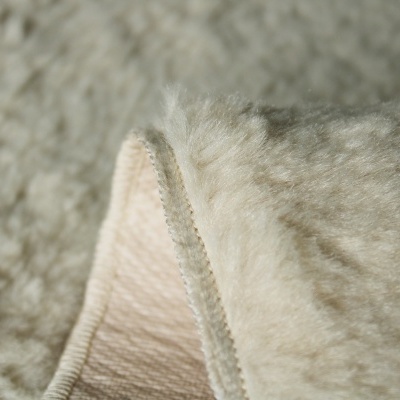 Tapete creme felpudo com lado inferior tecido bege