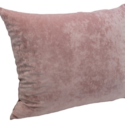 Travesseiro rosa de tecido aveludado sobre fundo branco