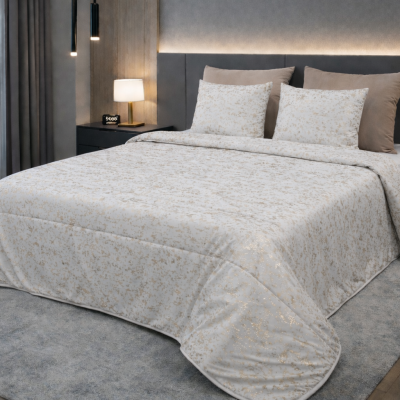 Cama de casal com colcha branca e padrão floral bege em quarto moderno com cabeceira cinza e iluminação ambiente