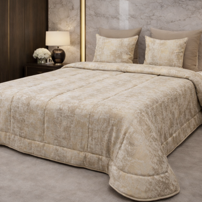 Cobertura de cama almofadada bege com almofadas numa suíte com detalhes em madeira e mármore