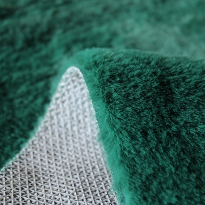Tapete ou manta felpuda verde com verso em malha branca