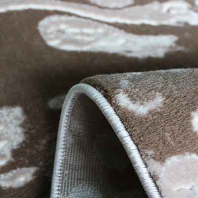 Tapete castanho e bege com padrão e acabamento rebordado