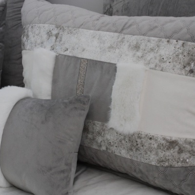 Almofadas decorativas em tons neutros com texturas variadas