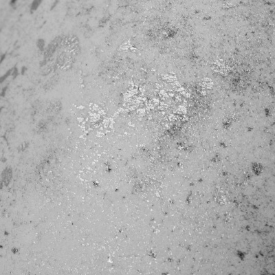 Superfície branca manchada e texturizada com pontos brilhantes