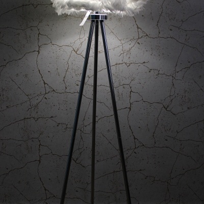 Candeeiro de pé tripé preto com abajur de penas brancas iluminado