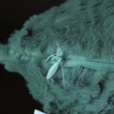 Tecido felpudo verde com fecho de correr verde e acessório plástico