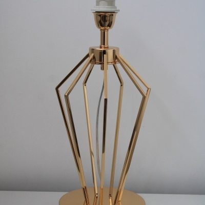 Abajur de mesa dourado em padrão geométrico aberto com base redonda.