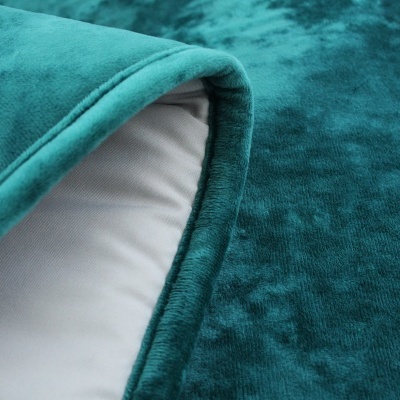 Cobertor verde-azulado aveludado com verso branco liso