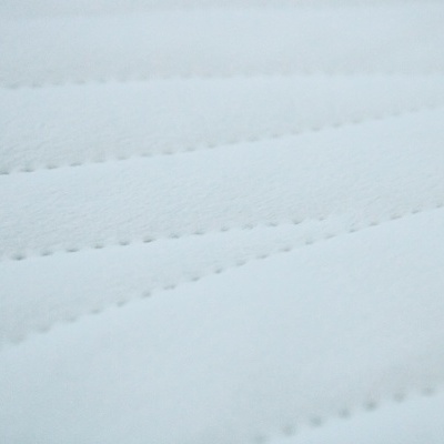 Detalhe de colchão branco com padrão em zig-zag