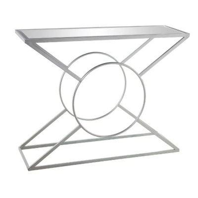 Estrutura metálica prateada com design geométrico sobre fundo branco