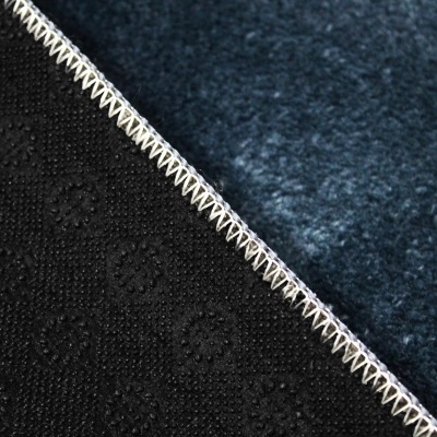 Tapete duplo azul escuro com frente felpuda e verso preto com padrão