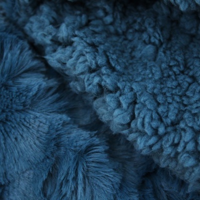 Tecido azul com texturas felpuda e pelúcia