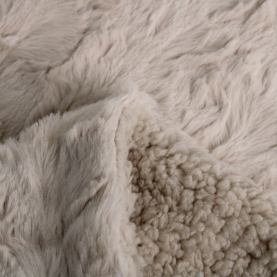 Tecido felpudo creme com texturas diferentes nos dois lados.