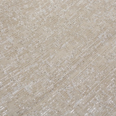 Tapete abstrato em tons claros sobre chão de madeira.