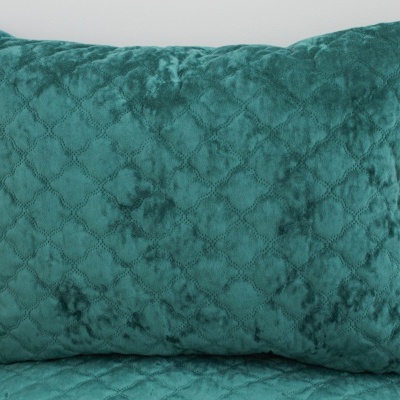 Almofada retangular verde água de veludo com padrão acolchoado