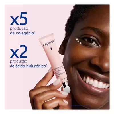 Mulher negra sorridente segura tubo Caudalie para cuidados da pele com texto promocional ao lado