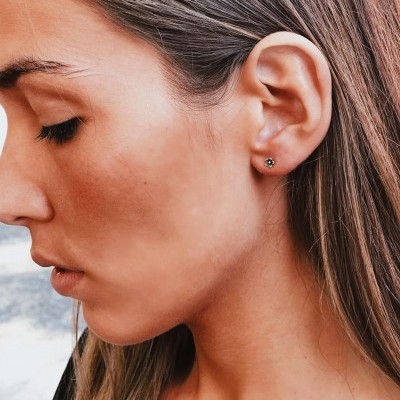 Brinco em prata 925 - Tiny Flower (vendido à unidade)