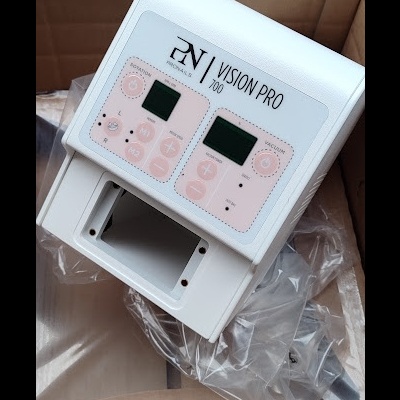 Dispositivo VISION PRO 100 branco com painel frontal rosa em caixa de cartão