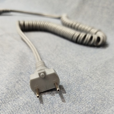 Cabo elétrico cinzento com ficha de dois pinos redondos