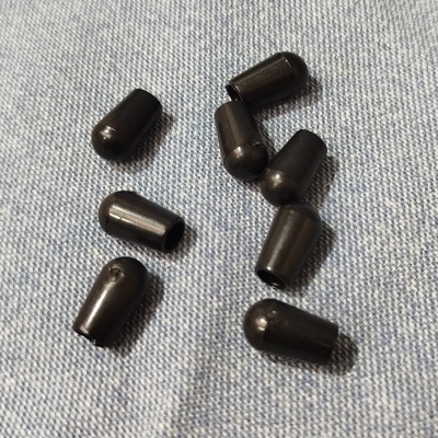 Oito ponteiras pretas de borracha em tecido azul claro