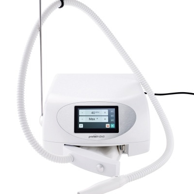 Equipamento médico branco com ecrã digital e tubo flexível