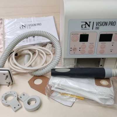 Aparelho PN VISION PRO 760 branco com cabo espiralado e acessórios sobre madeira clara