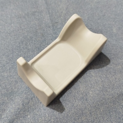 Suporte branco em plástico sobre tecido azul claro