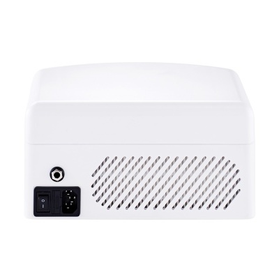 Aparelho elétrico branco com grelha de ventilação e entradas na parte traseira