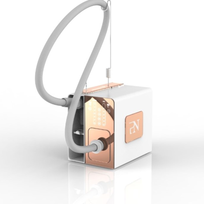 Dispositivo eletrónico branco com detalhes cobre e mangueira flexível cinza